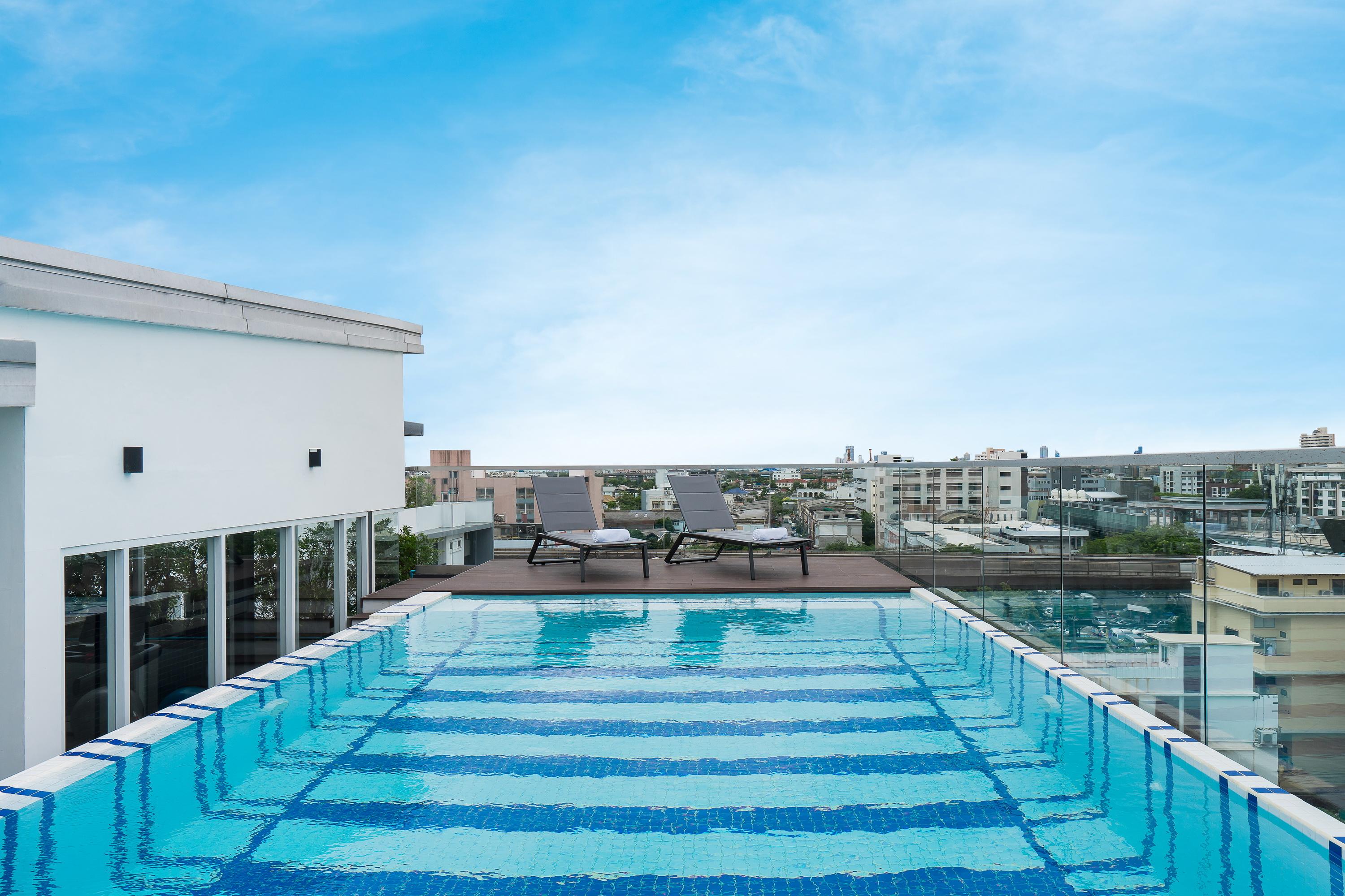 Hotel Amber Sukhumvit 85 Бангкок Екстер'єр фото