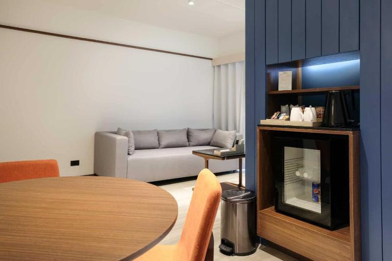 Hotel Amber Sukhumvit 85 Бангкок Номер фото